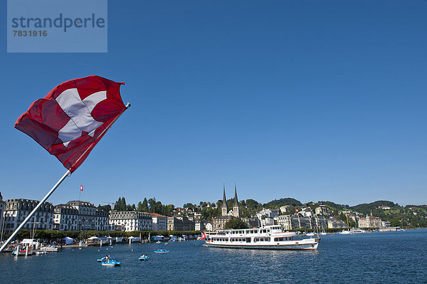 Europa  Stadt  Großstadt  See  Schiff  Fahne  Luzern  schweizerisch  Schweiz  Tourismus