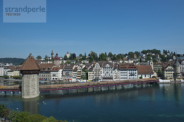 Europa  Stadt  Großstadt  Brücke  Fluss  Altstadt  Kapellbrücke  Luzern  Schweiz  Tourismus
