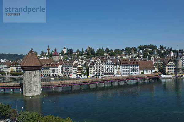 Europa  Stadt  Großstadt  Brücke  Altstadt  Kapellbrücke  Luzern  Schweiz  Tourismus
