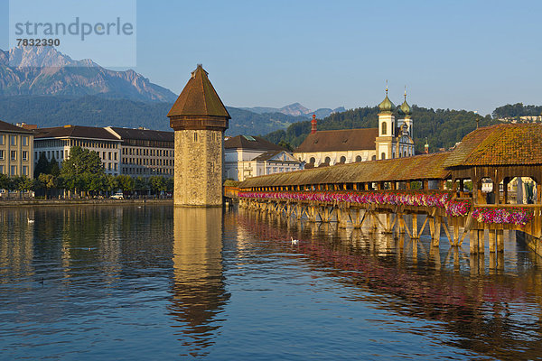 Europa  Stadt  Großstadt  Brücke  Fluss  Sehenswürdigkeit  Altstadt  Kapellbrücke  Luzern  Schweiz