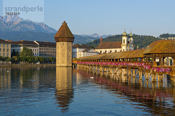Europa  Stadt  Großstadt  Brücke  Fluss  Sehenswürdigkeit  Altstadt  Kapellbrücke  Luzern  Schweiz