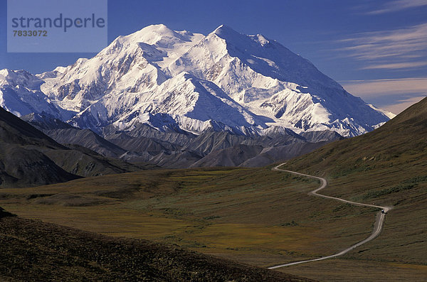 Vereinigte Staaten von Amerika  USA  Nationalpark  Berg  folgen  Fernverkehrsstraße  Schneedecke  groß  großes  großer  große  großen  Berggipfel  Gipfel  Spitze  Spitzen  Denali Nationalpark  Vorgebirge  Alaska  Schnee