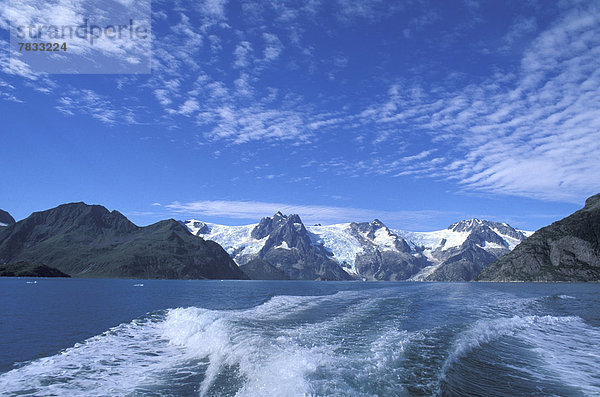 Vereinigte Staaten von Amerika  USA  blauer Himmel  wolkenloser Himmel  wolkenlos  Wasser  Berg  Ozean  Boot  Sonnenlicht  Kenai-Fjords-Nationalpark  Alaska  Kielwasser