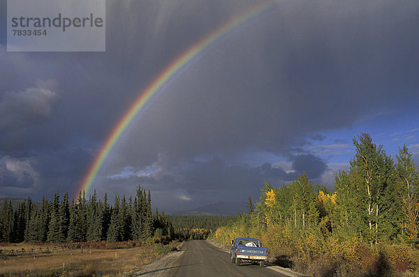 Fernverkehrsstraße  Regen  Tagish Lake  Kanada  Regenbogen  Yukon