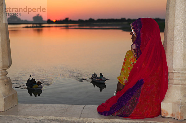 Ländliches Motiv  ländliche Motive  Helligkeit  Frau  Sonnenuntergang  See  Boot  Asien  Indien  Stimmung  Rajasthan  Sonne