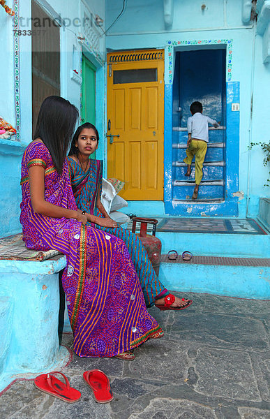 Stufe  Helligkeit  Portrait  Frau  Junge - Person  Garten  Beauty  Schmuck  blau  Freundlichkeit  Mädchen  Indien  indische Abstammung  Inder  Asien  Hinterhof  hübsch  Rajasthan  Sari  Udaipur