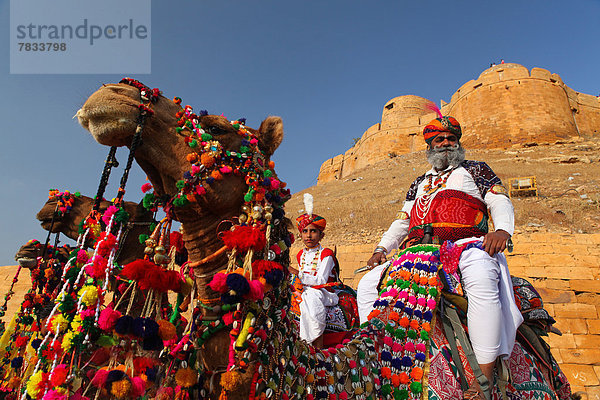 Fest  festlich  Party  Attraktivität  fahren  Tourist  Wüste  Festung  Dekoration  Festival  Asien  Kamel  Indien  Jaisalmer  Rajasthan