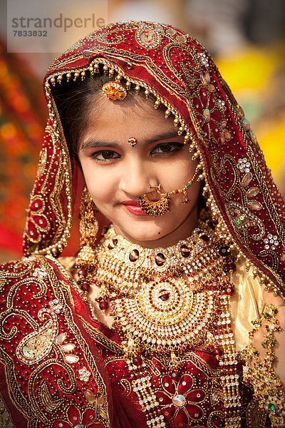 Frau  Fest  festlich  Hochzeit  Party  Attraktivität  Tourist  Wüste  Dekoration  Schmuck  Festival  Mädchen  Asien  Indien  Jaisalmer  Rajasthan  Sari
