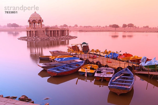 Fußgängerbrücke  Wasserrand  Morgen  Geheimnis  Sonnenaufgang  Spiegelung  Tourist  See  Boot  Stille  Magie  Asien  Idylle  Indien  Jaisalmer  Messehalle  Rajasthan