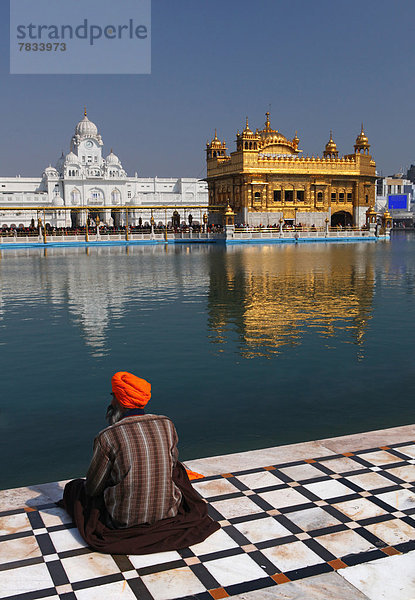 Wasser Waschbecken Becken Ruhe Vertrauen See Gebet Meditation Religion Heiligkeit Tempel Amritsar Asien Indien Punjab Sari Turban