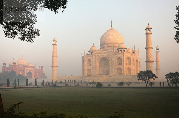 Sehenswürdigkeit  Liebe  Geheimnis  Sonnenaufgang  fließen  Tourist  Monument  Nebel  Magie  Symmetrie  Freundlichkeit  Begeisterung  Marmor  Gegenlicht  Agra  Asien  Indien  Mausoleum  Moschee  Sonne  Taj Mahal  Grabmal  Uttar Pradesh