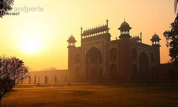 Sehenswürdigkeit  Liebe  Geheimnis  Sonnenaufgang  Tourist  Monument  Eingang  Magie  Symmetrie  Freundlichkeit  Begeisterung  Marmor  Gegenlicht  Agra  Asien  Indien  Mausoleum  Sonne  Taj Mahal  Grabmal  Uttar Pradesh