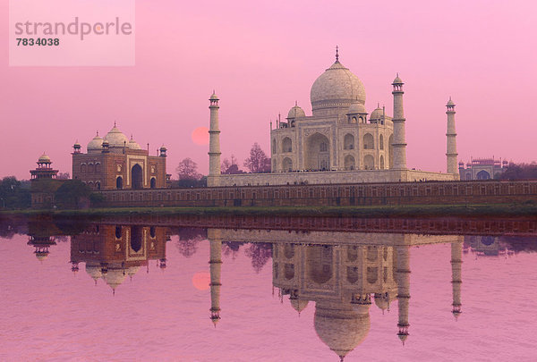Sehenswürdigkeit  Liebe  Geheimnis  Sonnenaufgang  fließen  Tourist  Monument  Nebel  Magie  Symmetrie  Freundlichkeit  Begeisterung  Marmor  zusammenbauen  Gegenlicht  Agra  Asien  Indien  Mausoleum  aufsitzen  Sonne  Taj Mahal  Grabmal  Uttar Pradesh