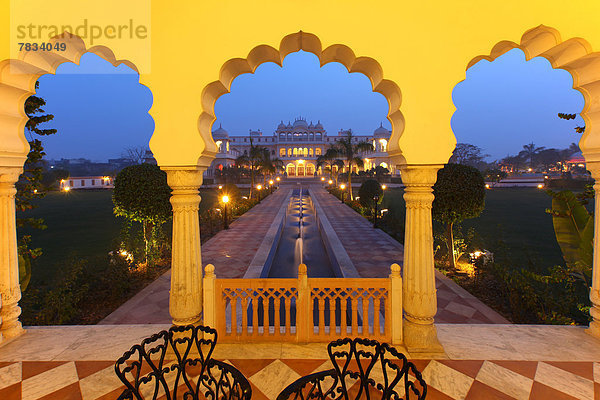 Spielhalle  Palast  Schloß  Schlösser  Garten  Ziehbrunnen  Brunnen  Asien  Blaue Stunde  Indien  Rajasthan
