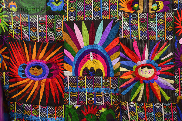 Farbaufnahme  Farbe  Decke  Stoff  Indianer  Mittelamerika  Ethnisches Erscheinungsbild  Handwerk  Guatemala  Markt  Maya