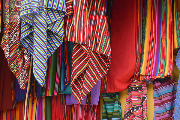 Farbaufnahme  Farbe  Stoff  Indianer  Mittelamerika  Ethnisches Erscheinungsbild  Guatemala  Markt  Maya