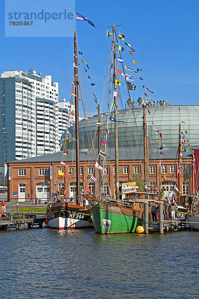 Sehenswürdigkeit bauen Wasser Hafen Europa Mensch Technologie Menschen Verkehr Gebäude Boot Architektur Geschichte Turm Pflanze Museum Schiff Fahne Bremen Bremerhaven Deutschland Tourismus