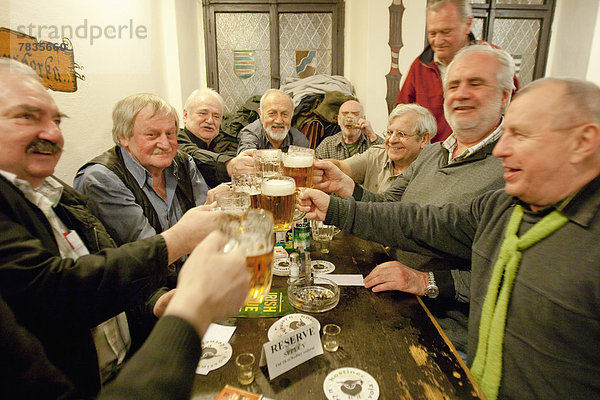 Mann  Tradition  Tschechische Republik  Tschechien  trinken  Bier  Kneipe