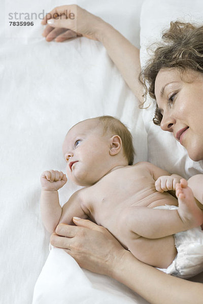 Mutter und Tochter im Bett