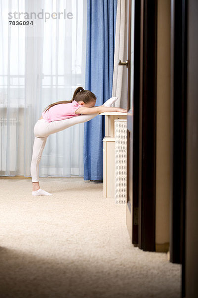 Mädchen übt Ballett in ihrem Zimmer