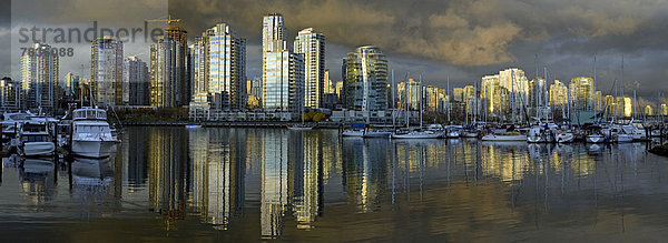 Stadtsilhouette nach Sonnenuntergang in False Creek  Vancouver  British Columbia  Kanada