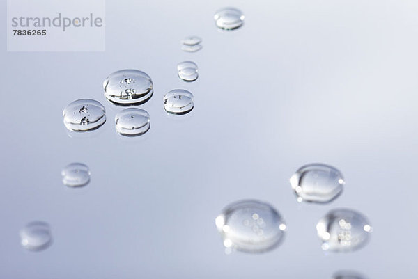 Wassertropfen auf hellgrauem Hintergrund