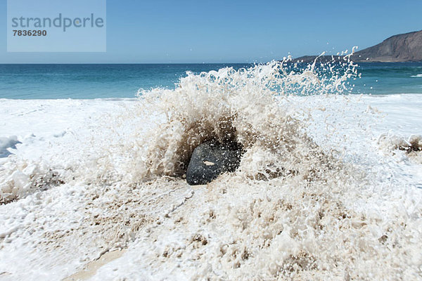 Wellenschlag gegen Felsen am Strand in La Graciosa  Kanarische Inseln  Spanien