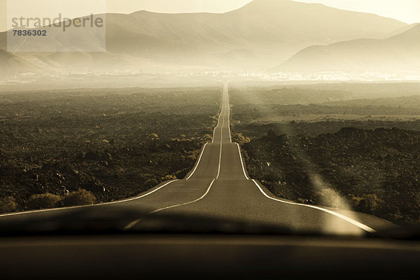 Rollende Landstraße zu den Bergen auf Lanzarote  Kanarische Inseln  Spanien