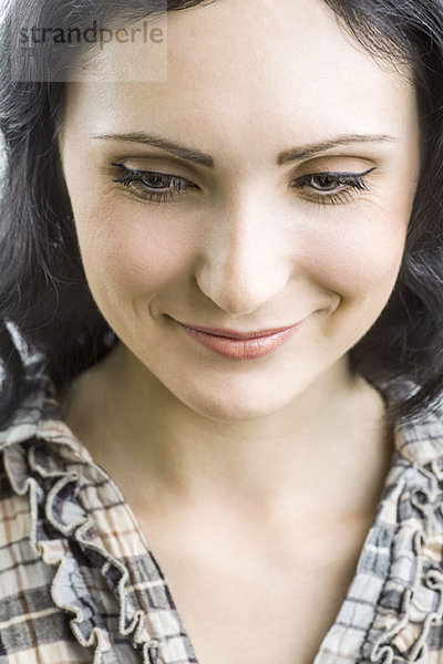 Porträt einer schönen Frau mit Blick nach unten