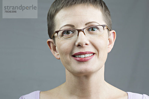 Porträt einer lächelnden Frau mit Brille