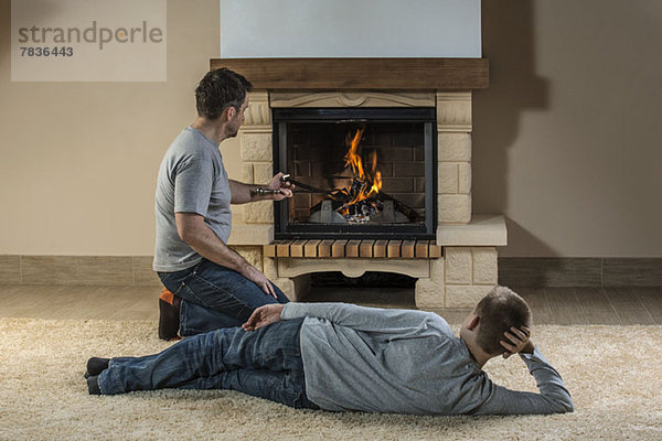 Vater und Sohn entspannen sich am Feuer