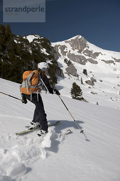 Skiläuferin bei den Dolomiten  Südtirol  Italien