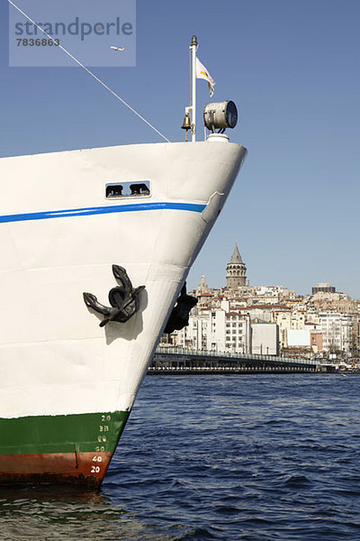 Schiffsbug mit Hintergrund zum Galata-Turm  Istanbul  Türkei