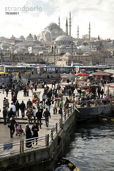 Ansicht der Suleymaniye Moschee von der Galata Brücke  Istanbul  Türkei