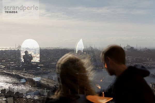 Spiegelung im Fenster des Galata-Turms und der Stadt  Istanbul  Türkei