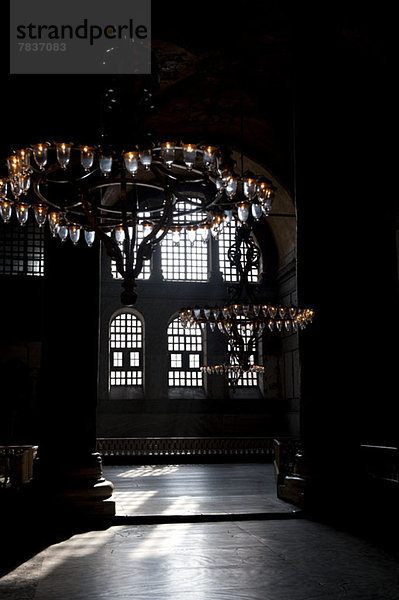 Kronleuchter im Schatten der Blauen Moschee  Istanbul  Türkei