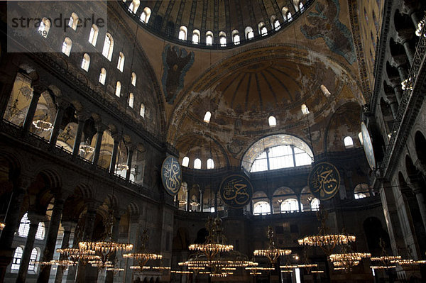 Innenraum der Blauen Moschee  Istanbul  Türkei