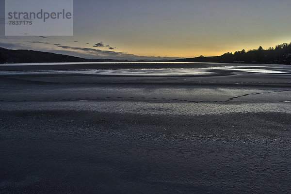 Zugefrorener See kurz nach Sonnenuntergang