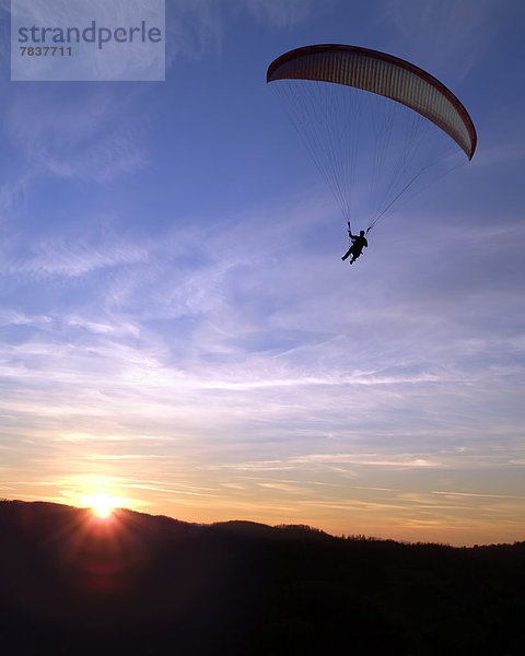 Paraglider  Gleitschirm bei Sonnenuntergang