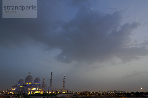 Die beleuchtete Sheikh-Zayed-Moschee  im Morgengrauen