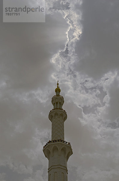 Dunkle Wolken über einem der vier Minarette der Sheikh-Zayed-Moschee