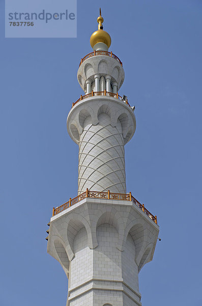 Einer der vier Minarette aus weißem Marmor der Sheikh-Zayed-Moschee