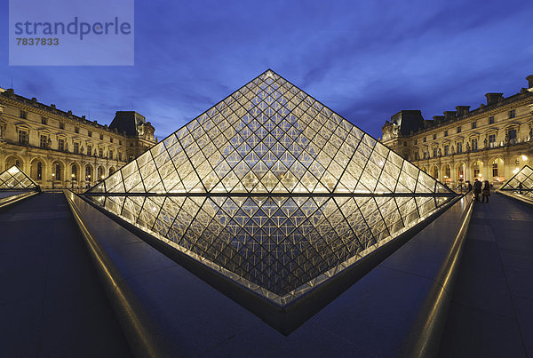 Eingangspyramide des Architekten I.M. Pei  Musée du Louvre