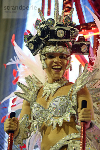 Samba-Tänzerin auf einem allegorischen Wagen  Umzug der Sambaschule Academicos do Salgueiro während des Carnaval in Rio de Janeiro 2013