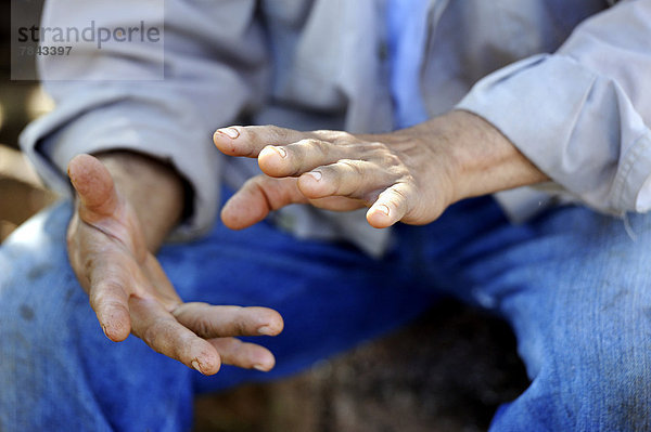 Mann  Bauernführer in Paraguay  gestikuliert mit den Händen während einer Diskussion