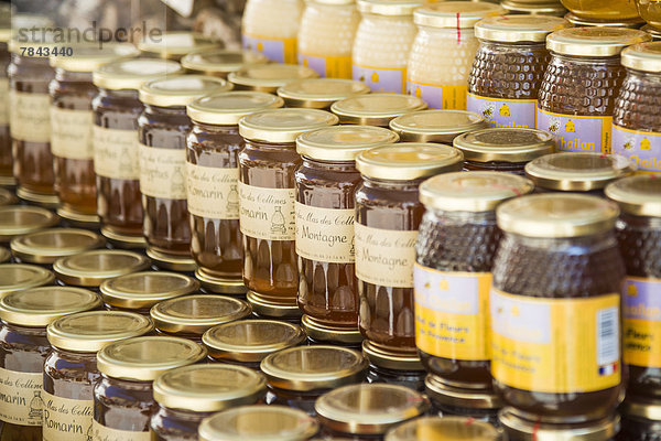 Honiggläser auf einem Marktstand