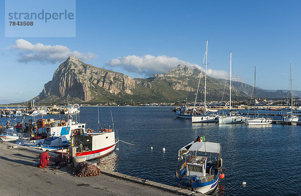 Boote im Hafen von San Vito Lo Capo  hinten der Kletterfelsen Monte Monaco
