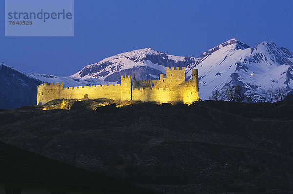 Bischofsburg Tourbillon auf dem Burghügel von Sion  hinten das Diablerets-Massiv