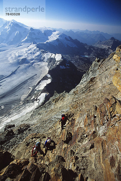 Bergsteiger aufwärts Matterhorn Ansicht Richtung Monte Rosa Bergmassiv