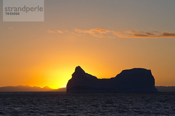 Eisberg im Sonnenuntergang  Gegenlicht
